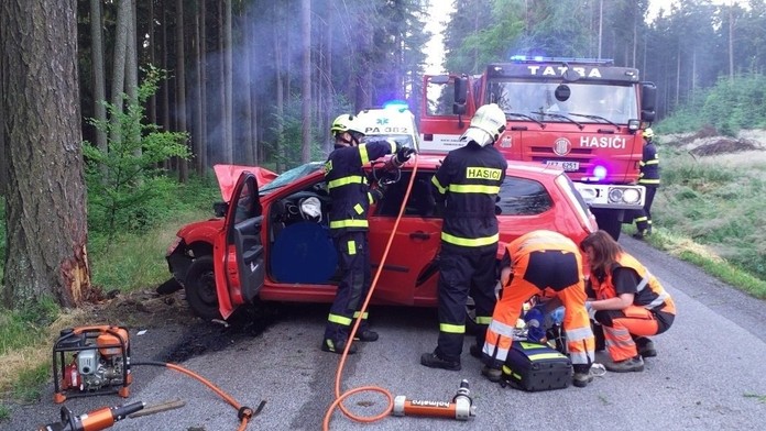 K nehodě osobního auta v Borové letěl vrtulník. Řidiči už ale nebylo pomoci