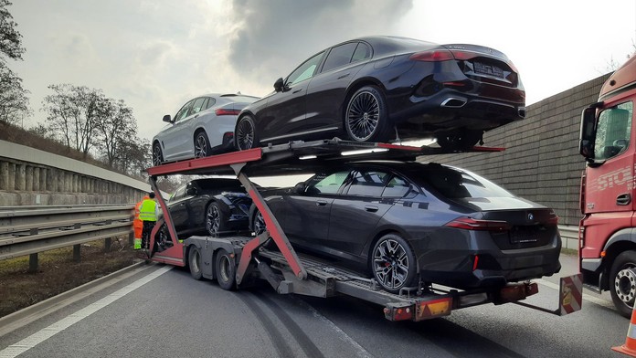 Dopravu na dálnici D2 blokuje přívěs s automobily