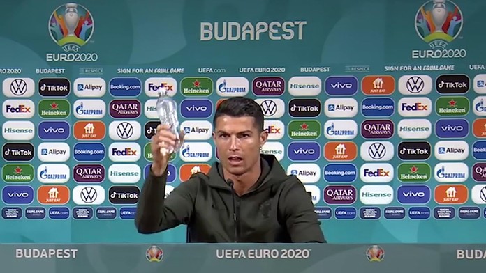 Pijte radši vodu než Colu. Internet se baví na účet Ronalda