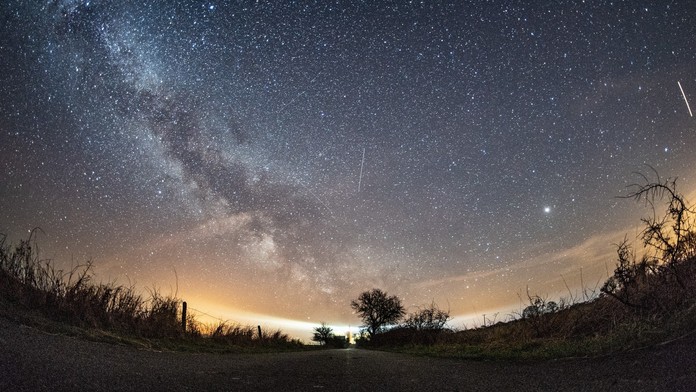 Hlavu vzhůru, oblohu v noci prozáří meteorický roj Lyridy!