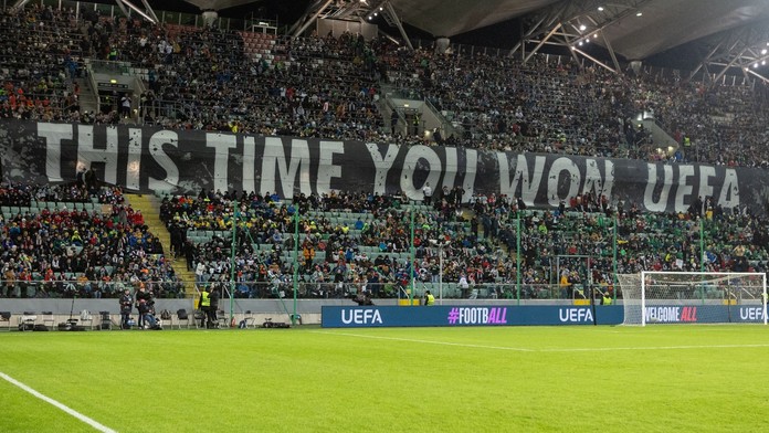 Nápis "Tentokrát jsi vyhrála, UEFA" na stadionu Legie Varšava