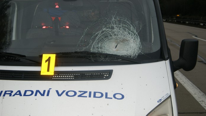 "Uličníci" házeli na silnici kameny, poškodili nejméně pět aut