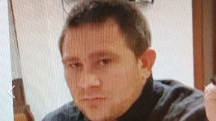 Zloděj vyskočil z okna a utekl přes rybník. Nenašli ho ani s termovizí