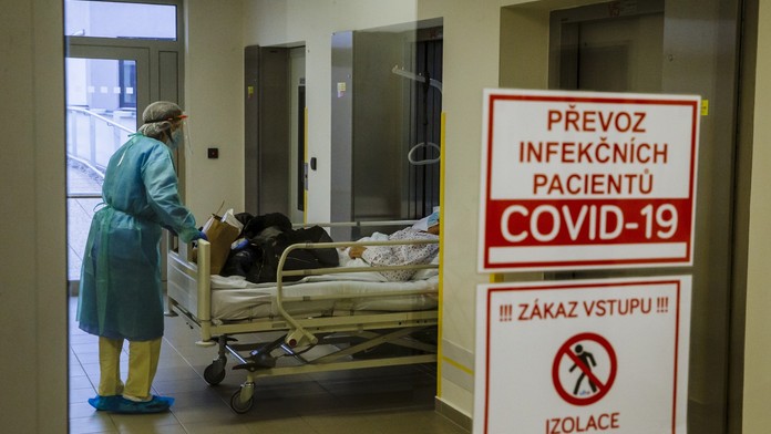 V Česku zemřel s covidem 18letý mladík. Pandemie koronaviru však slábne