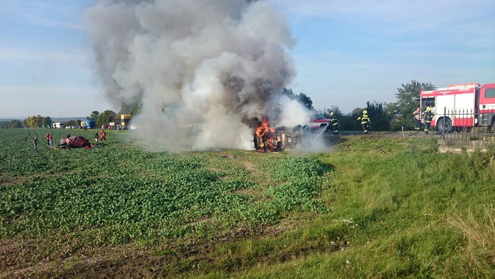 Dvojitá tragédie: Motorkář narazil do kolony za nehodou! 2 mrtví