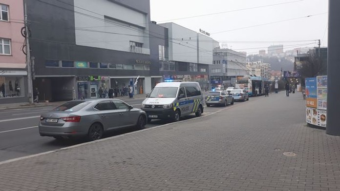 Nákupy zhatila výhrůžka bombou! Ve Zlíně evakuovali celý obchoďák
