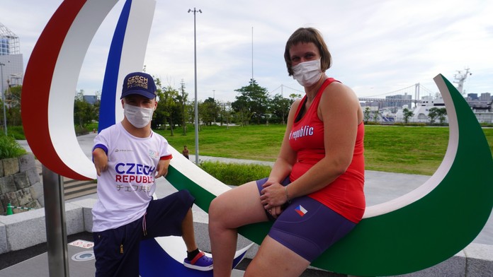 Vlajkonoši české paralympijské výpravy budou Eva Datinská s Arnoštem Petráčkem