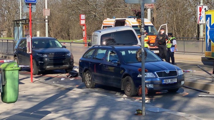 Hrozivá nehoda je varováním. Znáte pravidla, která platí u zastávek?