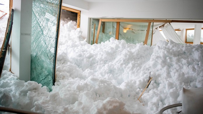 Český snowboardista způsobil v Rakousku lavinu. Zasypala hotel