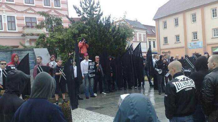 Policie v Jihlavě zatkla dva neonacisty, akce rozpuštěna