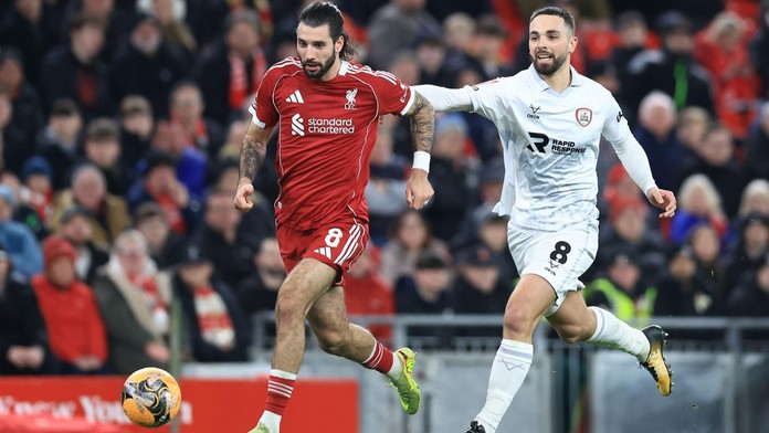 Liverpoolský Dominik Szoboszlai v zápase proti Barnsley