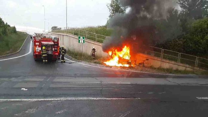 Vážná nehoda na Olomoucku. Ve shořelém autě našli mrtvé tělo