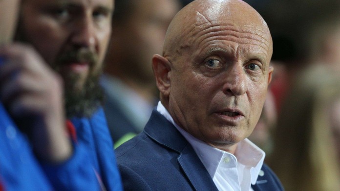 Čeští fotbalisté v problémech! Závada na letadle překazila let