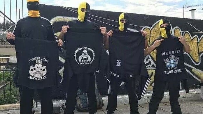 Řežba ve vlaku! Chuligáni z Atén napadli tyčemi příznivce AC Milán!