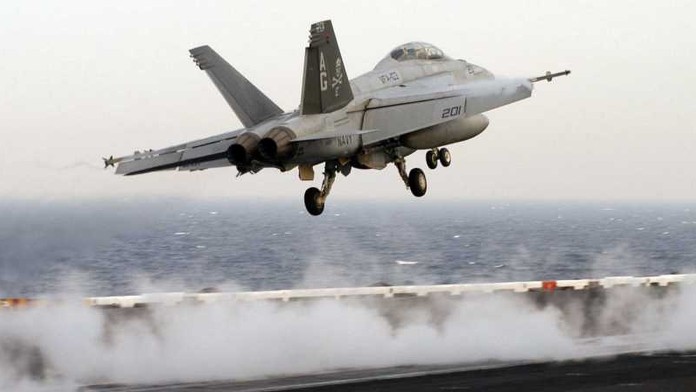 Americká F-18 se zřítila na britském venkově, pilot zahynul