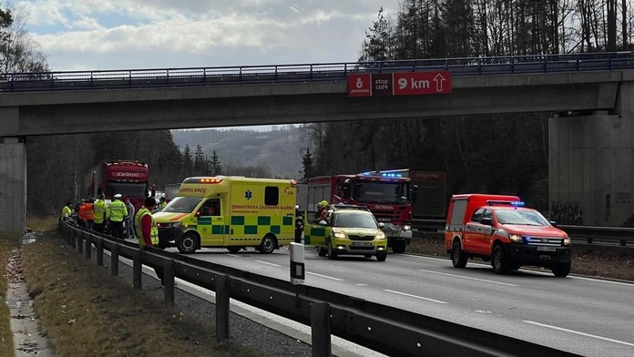 Dálnici D1 uzavřela nehoda auta a kamionu. Pro zraněného letěl vrtulník