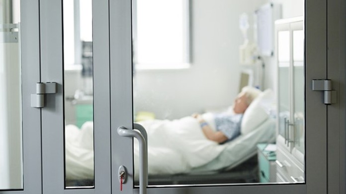 Žena chytila covid podruhé, nemoci podlehla. Jde zřejmě o první úmrtí na reinfekci
