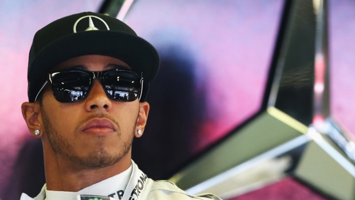 Formule 1 odstartovala! Hamilton nejdřív zkolaboval, pak byl nejrychlejší