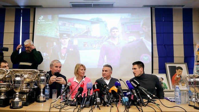 Můj syn byl mučen, stěžuje si Djokovičova matka. Tenista už si zatrénoval