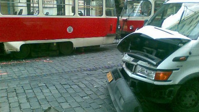 Tramvaje po nehodě v ranní špičce dvacet minut stály