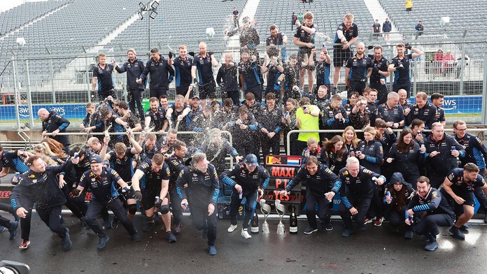 F1 v roce 2025: Jaká místa jsou zabraná, kdo hledá jezdce a o čem se spekuluje
