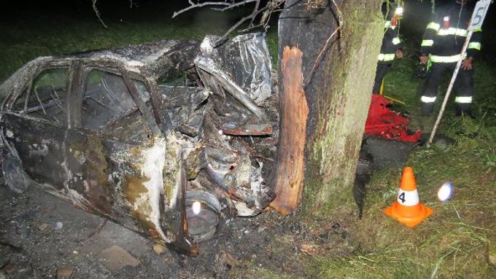 Auto po nárazu do stromu pohltily plameny, řidič zůstal zaklíněný uvnitř