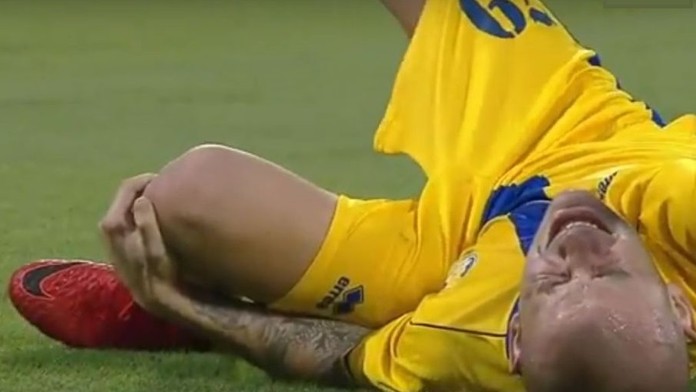Průšvihář Weiss se zranil: Vykopl nohu a pak řval bolestí! VIDEO