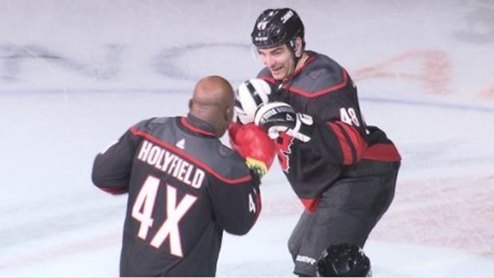 Nečekaný knock-out v NHL! Přišel Holyfield a sejmul domácího rváče