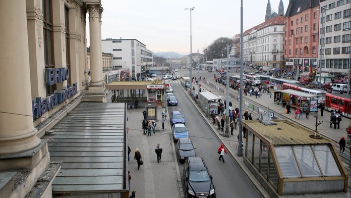 Brněnský taxikář vezl mladíka, ten po něm házel kebab a snažil se ho zbít