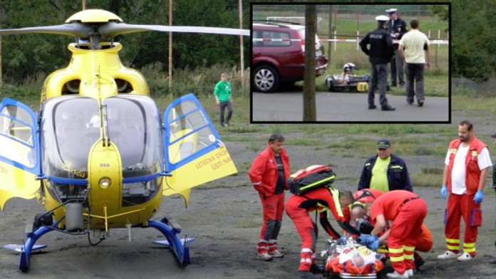 Muž a dítě v motokáře narazili do osobního vozu