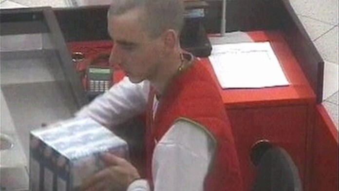 Falešná identita pomáhá mladíkovi krást tržby obchodů