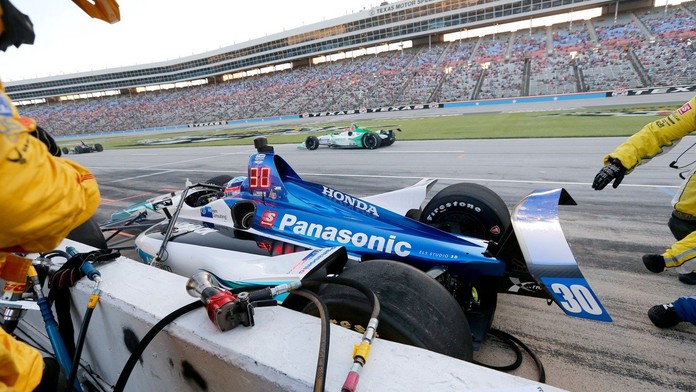 Děsivá nehoda na IndyCar: Závodník v boxech smetl mechanika