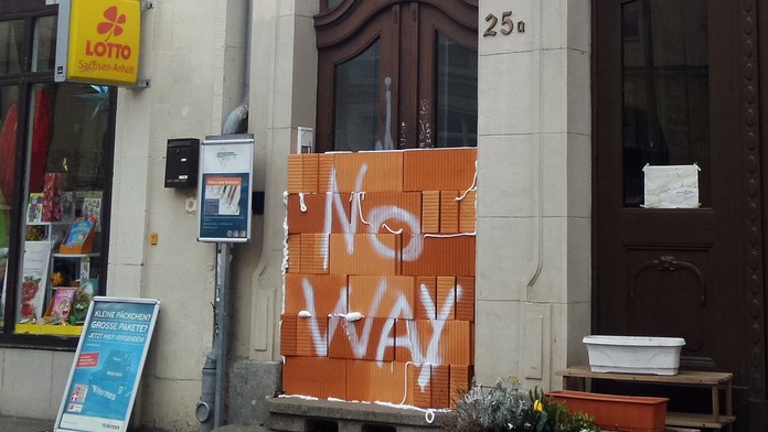 V Německu si měli migranti zkusit volby, vchod ale někdo zazdil