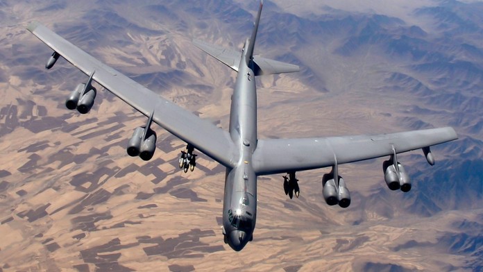 V Kalifornii havaroval americký jaderný bombardér. Zřítil se krátce po startu