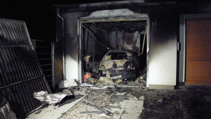 V pneuservisu vzplálo auto, muž se těžce popálil!