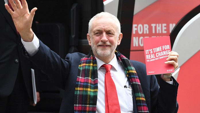 Znárodňování a internet zdarma. Corbynův plán vyjde na 2,5 bilionu!