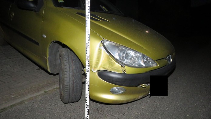 Opilec dvakrát boural, spolujezdec jej zbil a přivolal policii