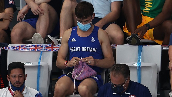 Sympatický Brit baví: Získal zlato, pak si na sportovišti upletl svetr