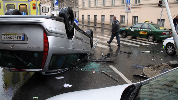 Opilý řidič naboural tři auta, policistu nakopl a praštil pěstí!