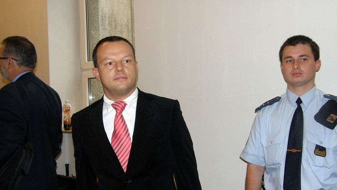 Podnikatel OKRADL stát o 100 MILIONŮ na daních! Soud ho poslal na DEVĚT LET za mříže!