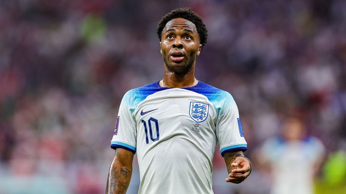 "Okradený" Sterling se vrací. Do Kataru přiletí i s rodinou. Pachatelé zatím unikají