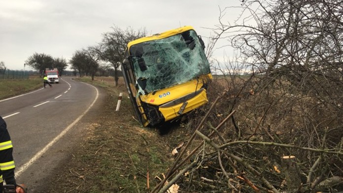 Autobus plný lidí měl nehodu na Žďársku, šest dětí se zranilo