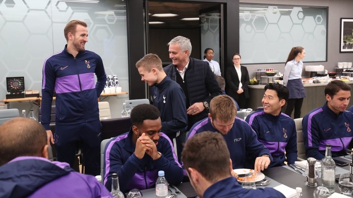 Zasloužená odměna. Mourinho připravil pro podavače míčů speciální dárek
