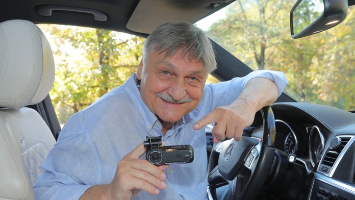 Autokamera MiVue J85 WiFi upozorní i na radary a nárazy hlasem českého Arnolda Schwarzeneggera!