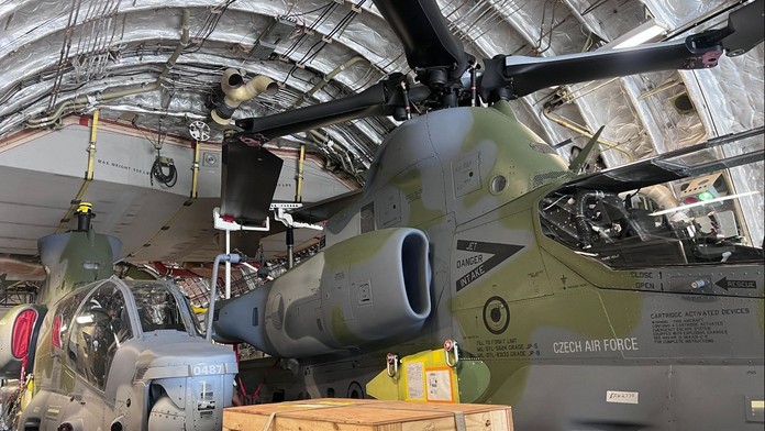 V nákladním letounu C-17 Globemaster přiletěly první dva bitevníky Viper