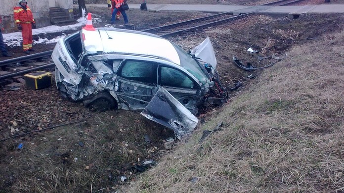 V Horusicích na Táborsku narazilo osobní auto do rychlíku, doprava stojí