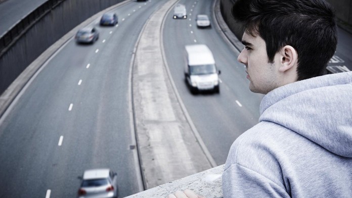 Muž visel za ruce z mostu. Život mu zachránilo odstavené auto