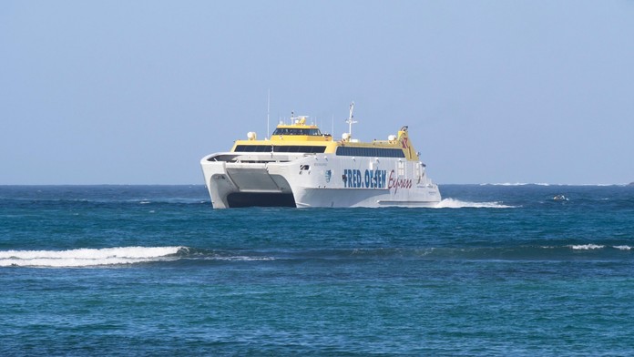Silná rána a spousta krve: Trajekt s cestujícími u Tenerife narazil do vorvaně