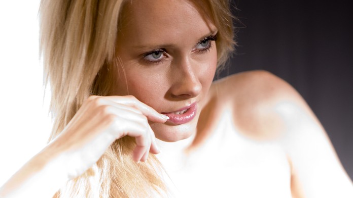 Blondýna měla v kuchyni sex se dvěma školáky, hrozí jí 7 let