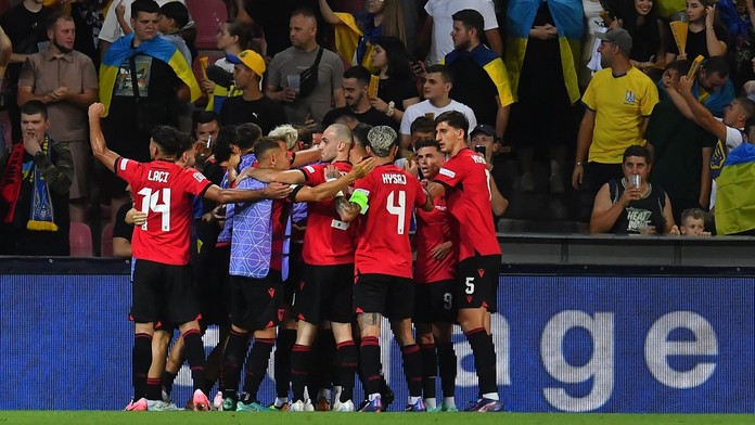 Fotbalisté Albánie slaví vítězství před ukrajinskými fanoušky na Letné